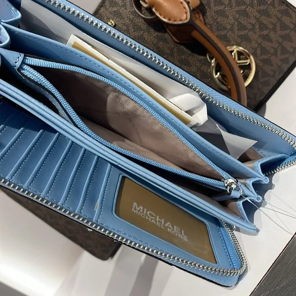 MICHAEL KORS Large Pebbled Leather Continental Wallet Phone Holder Wristlet 
NWT - Picture 8 of 16